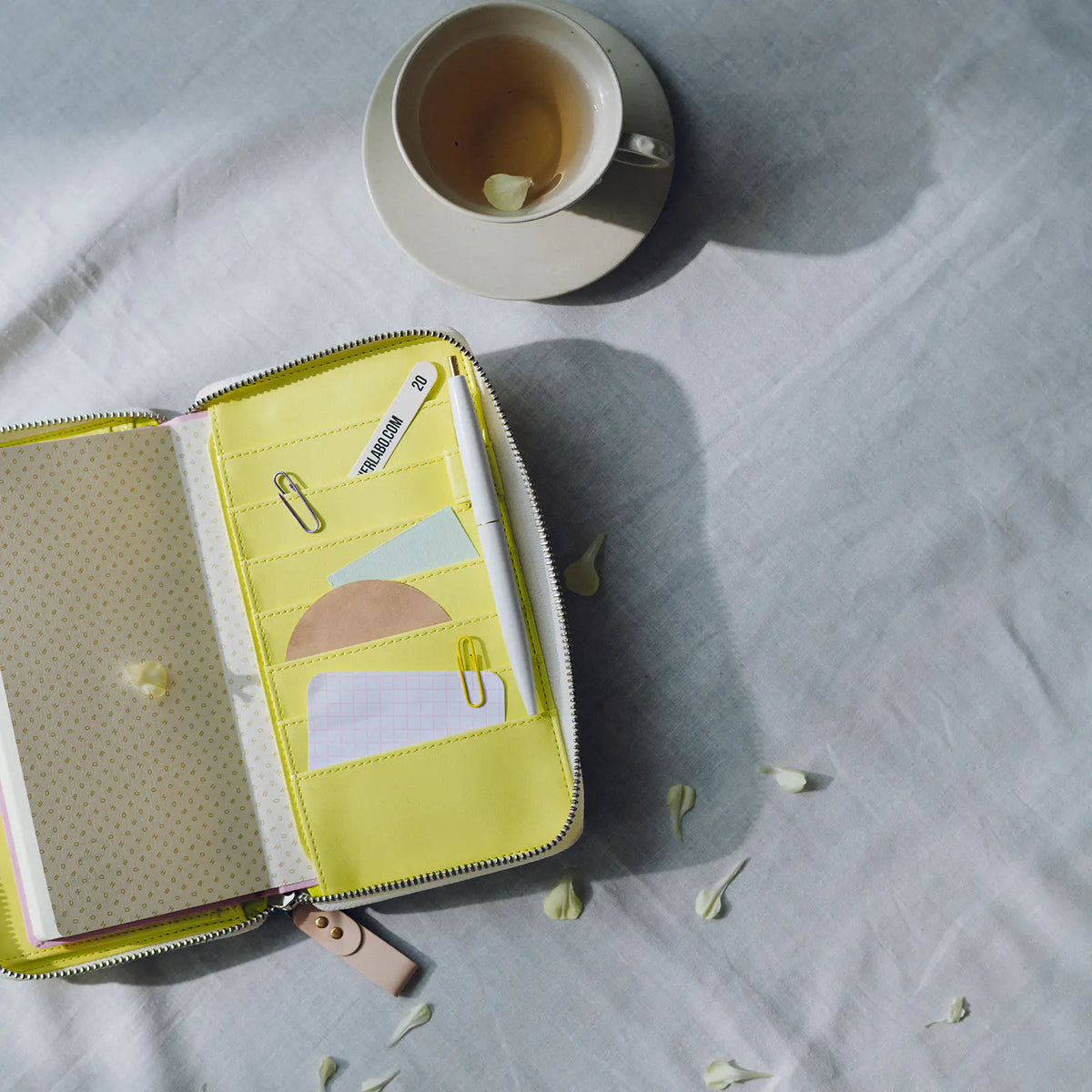 Hobonichi Techo 2027 minä perhonen skyful Yellow Weeks Cover